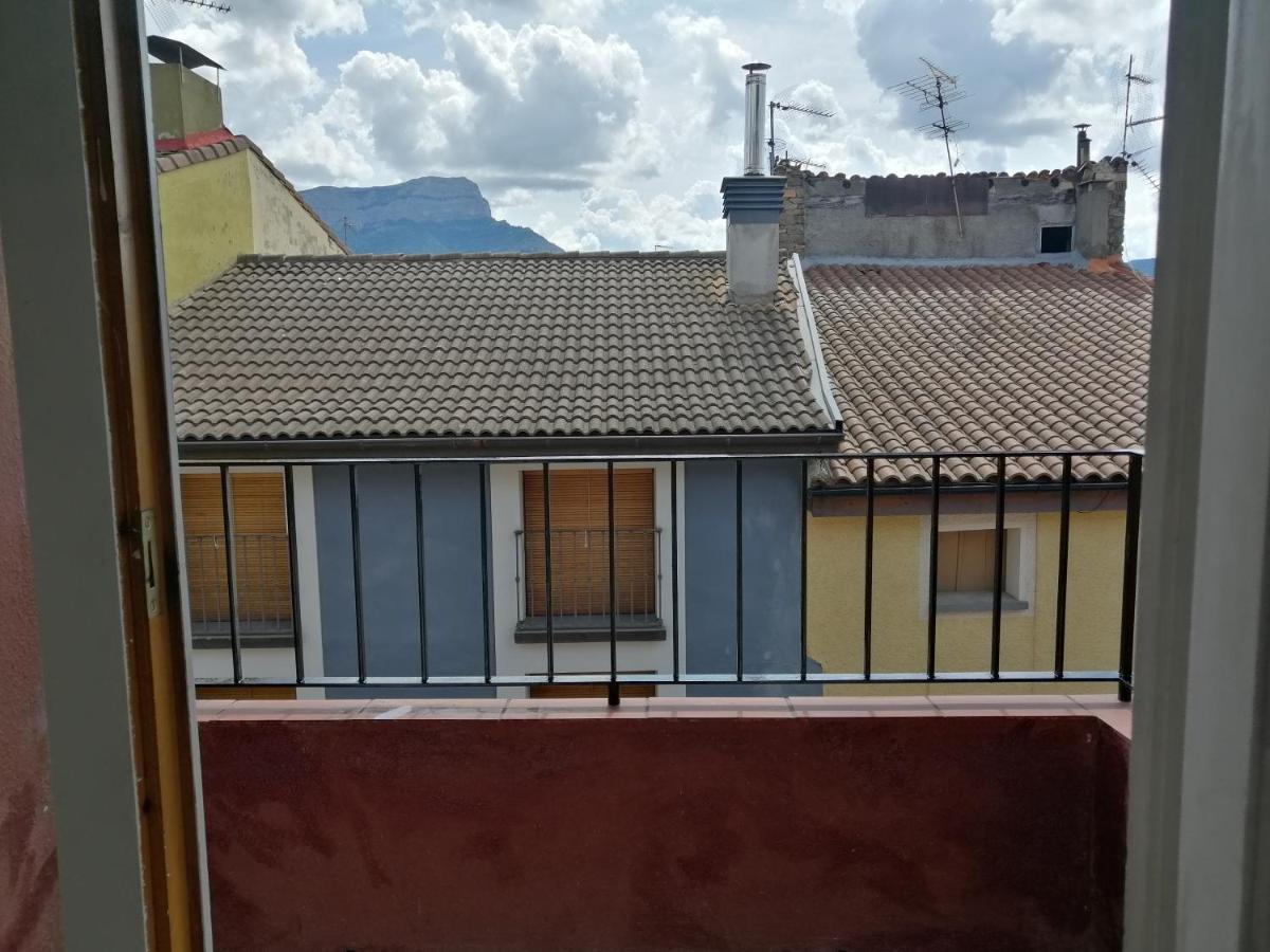 Luminoso, Centrico Y Silencioso Apartamento Jaca Bagian luar foto