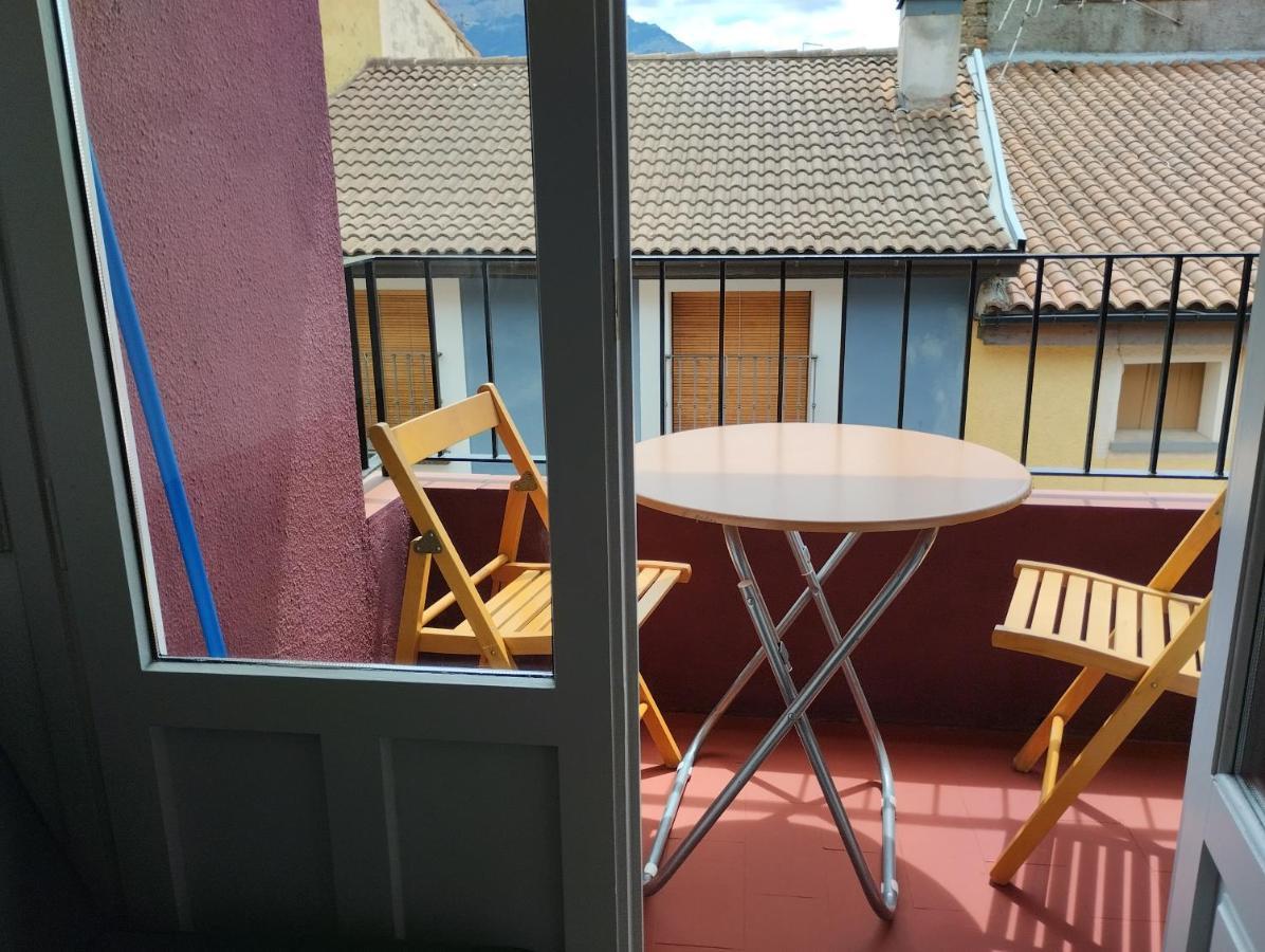 Luminoso, Centrico Y Silencioso Apartamento Jaca Bagian luar foto